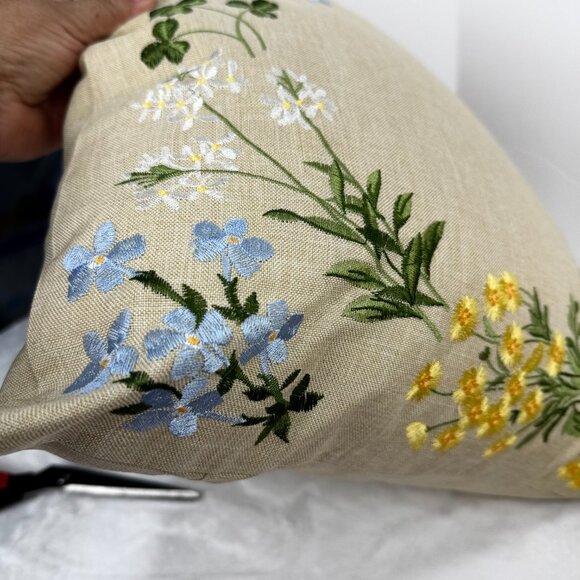 Charles Gallen Irish Linen Embroidered Wildflower Throw Accent Pillows 16x16" - Picture 16 of 16
